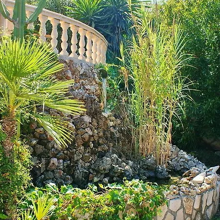 Planta Baja De Un Chalet Con Entrada Independiente Casa Compartida